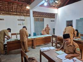 Dukuh se-Kalurahan Sidoharjo Laksanakan Pemilahan SPPT PBB untuk Persiapan Distribusi ke Masyarakat